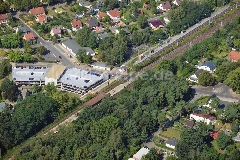 Luftaufnahme Blankenfelde - Karl-Marx-Straße an der Bahnstrecke Dresdner Bahn zum S- Bahnhof Blankenfelde im Bundesland Brandenburg