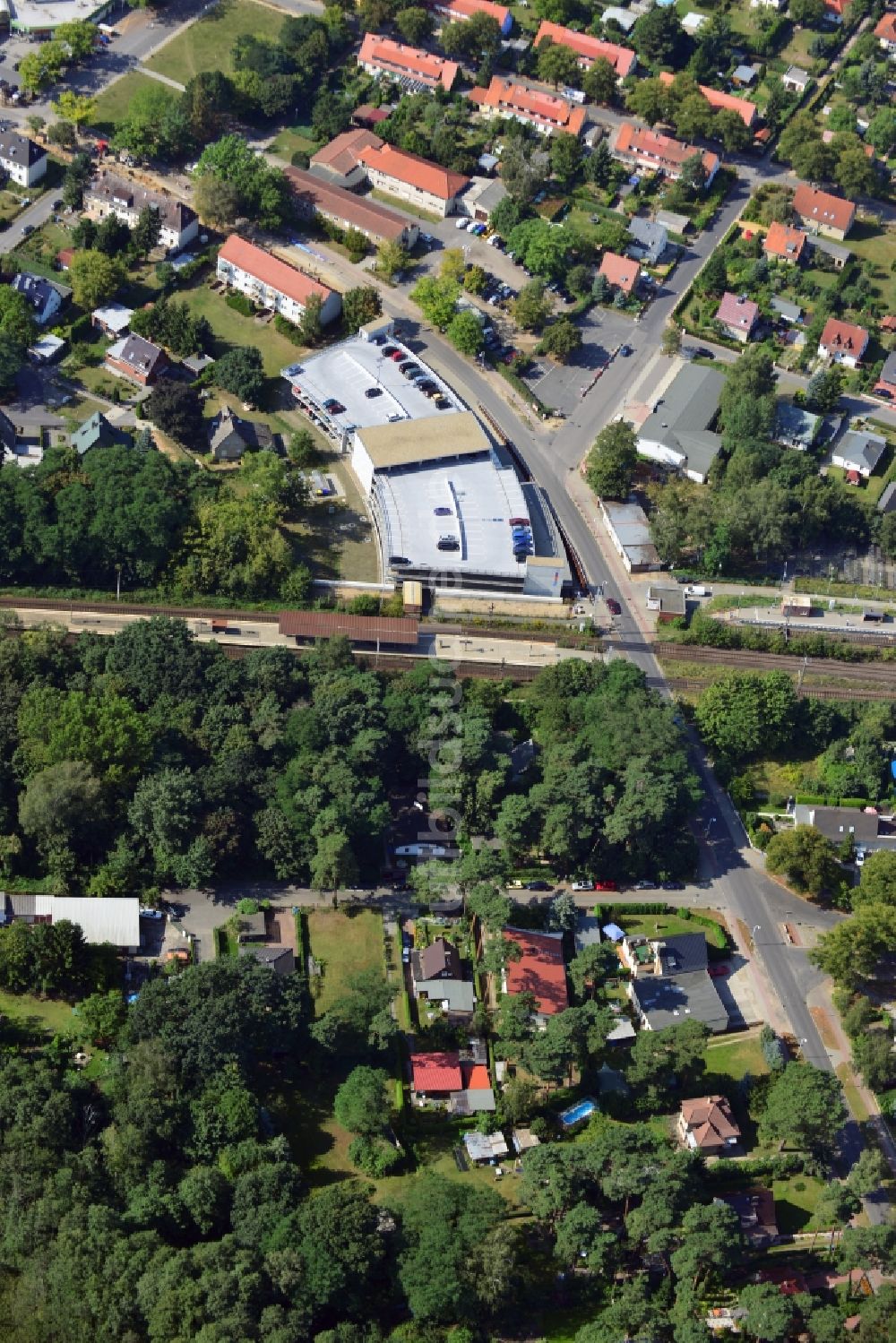 Blankenfelde aus der Vogelperspektive: Karl-Marx-Straße an der Bahnstrecke Dresdner Bahn zum S- Bahnhof Blankenfelde im Bundesland Brandenburg