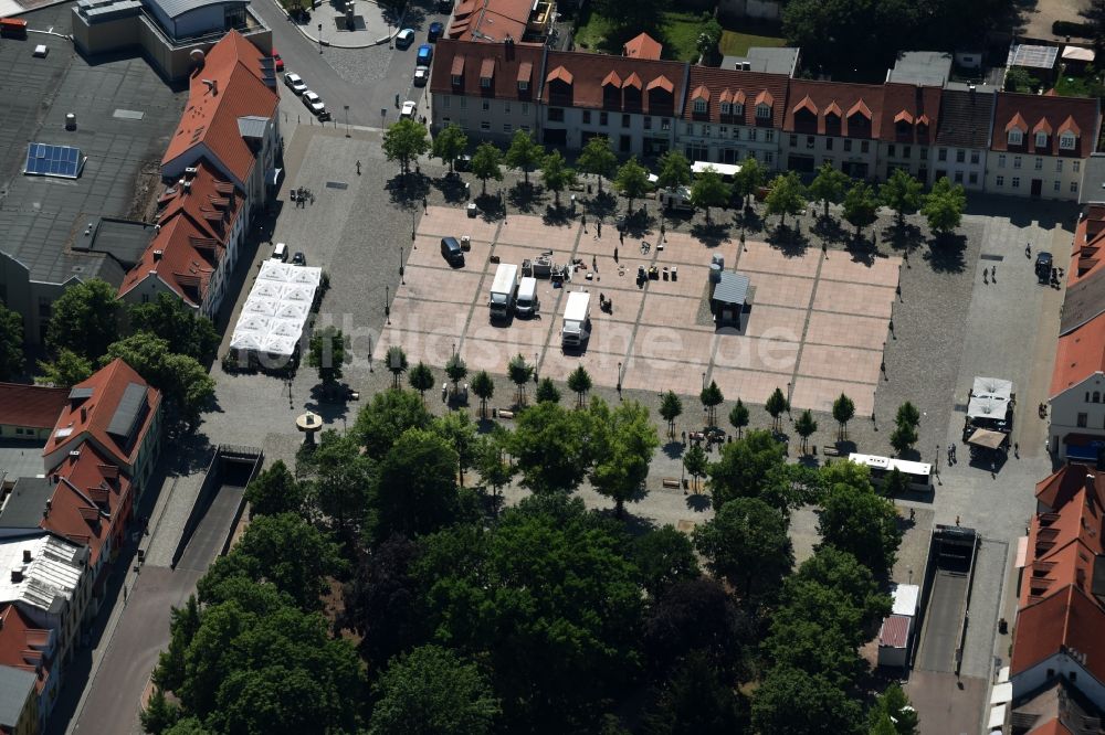 Bernburg (Saale) von oben - Karlsplatz im Innenstadt- Zentrum in Bernburg (Saale) im Bundesland Sachsen-Anhalt