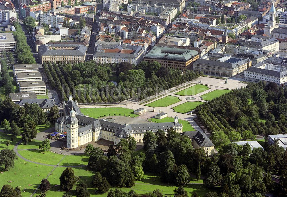 Karlsruhe aus der Vogelperspektive: Karlsruher Schloss mit der Orangerie und dem Neubau des Bundesverfassungsgerichtes