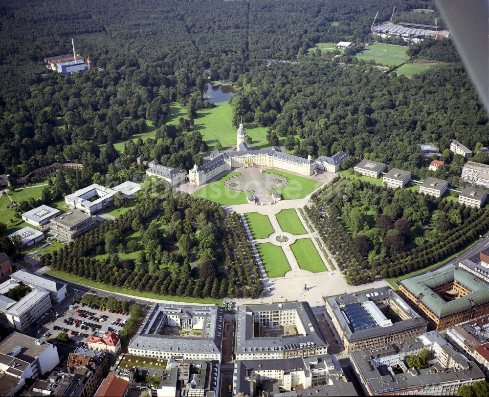 Luftbild Karlsruhe - Karlsruher Schloss mit der Orangerie und dem Neubau des Bundesverfassungsgerichtes