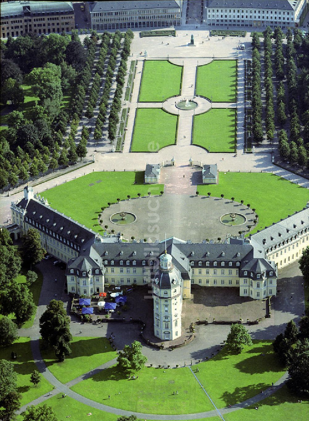 Karlsruhe von oben - Karlsruher Schloss mit der Orangerie und dem Neubau des Bundesverfassungsgerichtes