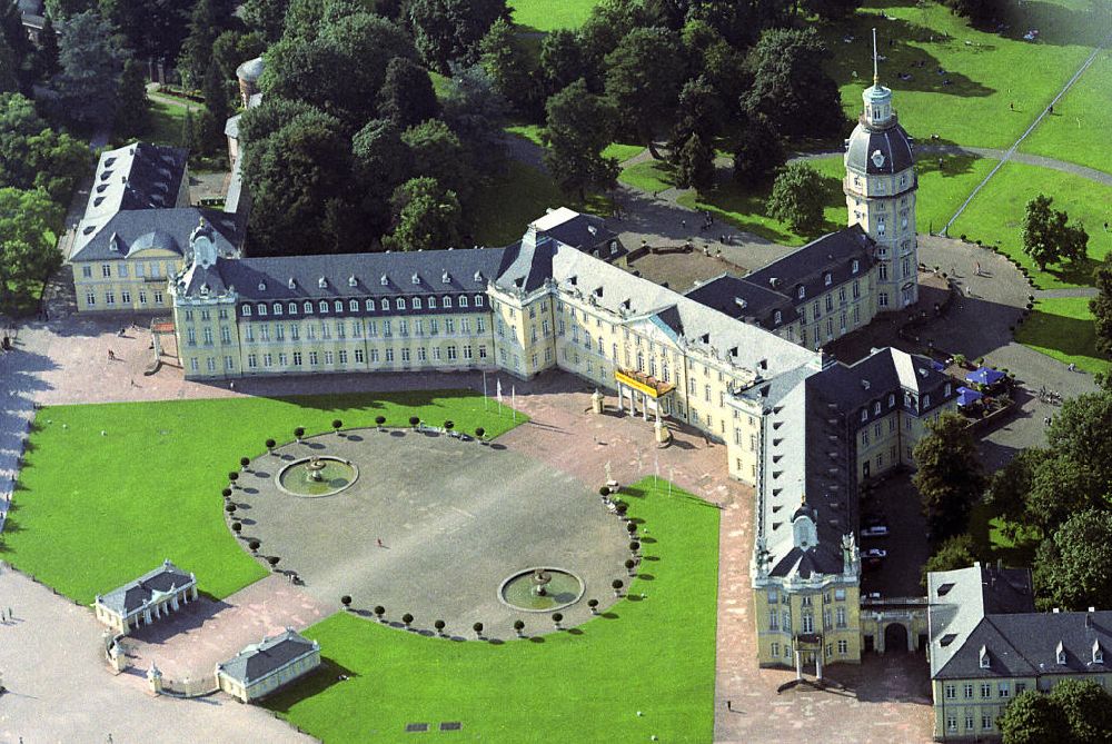 Karlsruhe aus der Vogelperspektive: Karlsruher Schloss mit der Orangerie und dem Neubau des Bundesverfassungsgerichtes