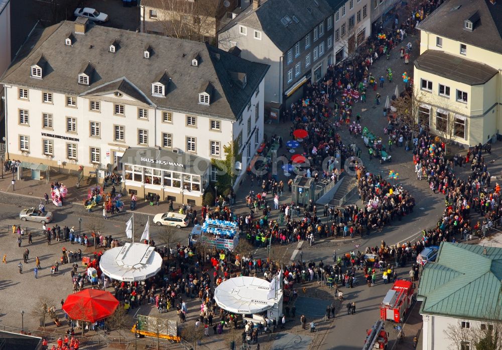 Luftaufnahme Arnsberg - Karneval auf dem Neumarkt in Arnsberg im Bundesland Nordrhein-Westfalen