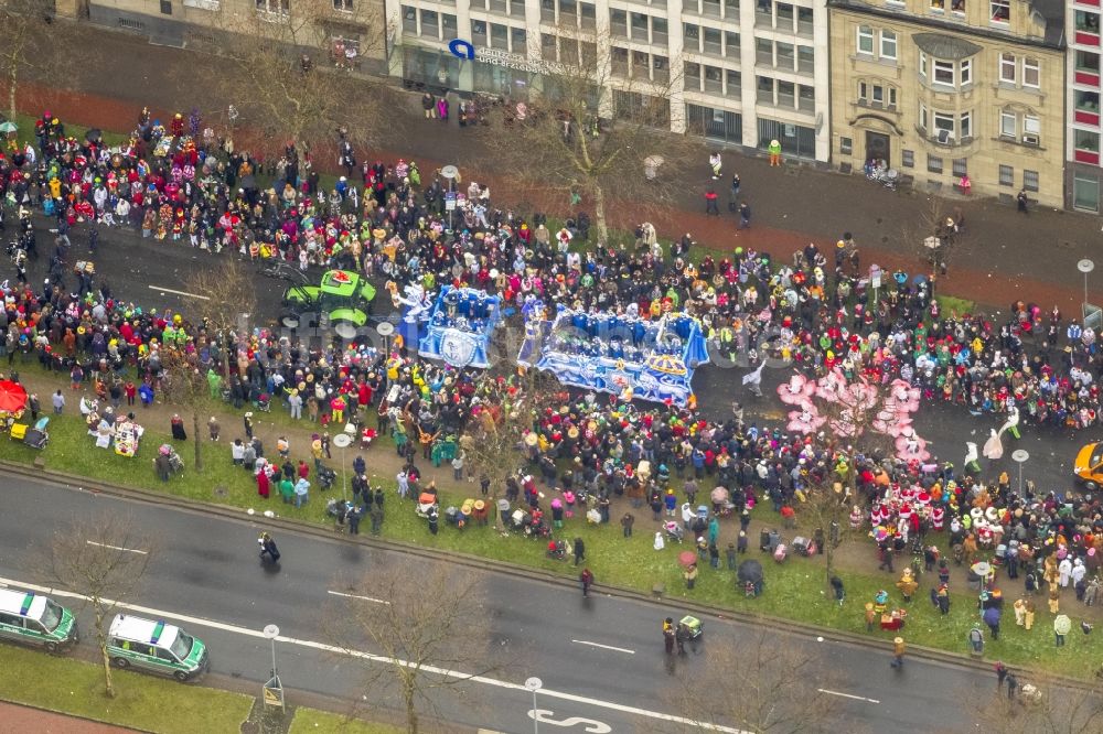 Düsseldorf aus der Vogelperspektive: Karnevalsumzug in Düsseldorf im Bundesland Nordrhein-Westfalen