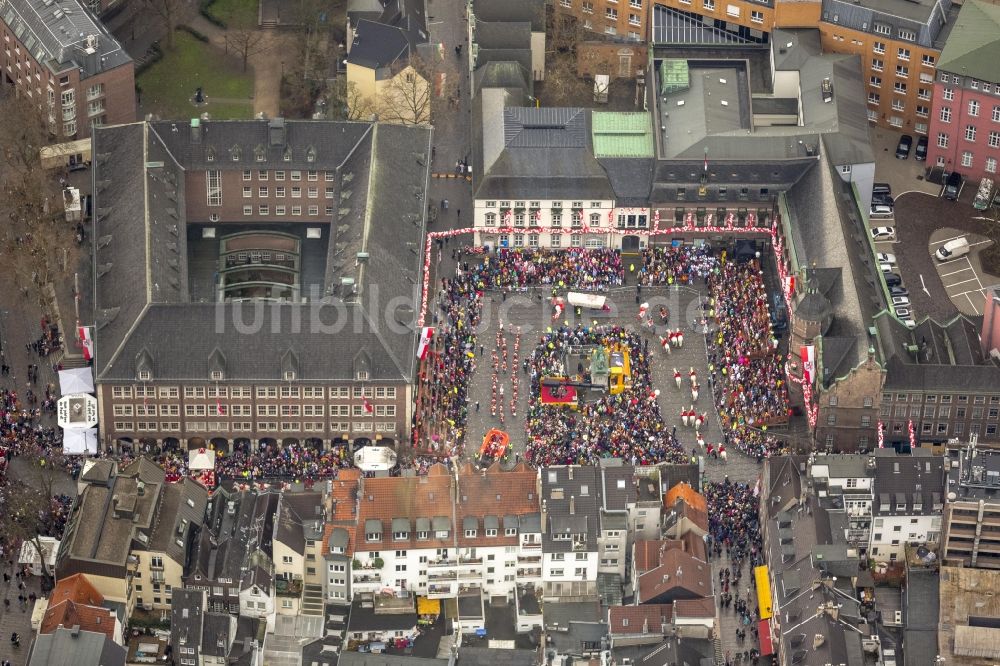 Düsseldorf aus der Vogelperspektive: Karnevalsumzug in Düsseldorf im Bundesland Nordrhein-Westfalen