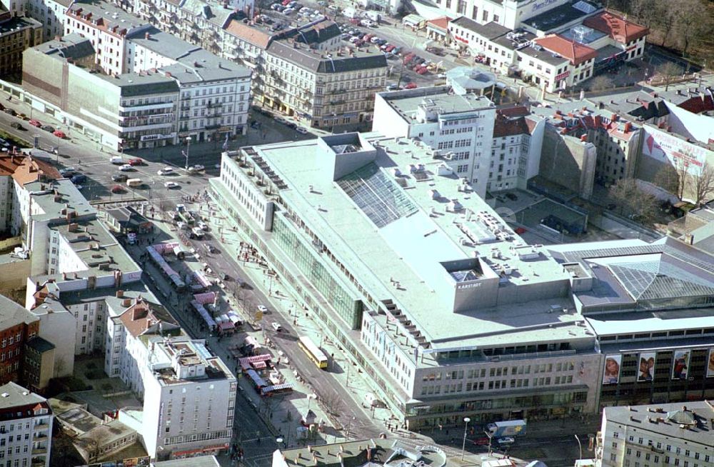 Berlin-Neukölln aus der Vogelperspektive: KARSTADT-Kaufhaus am Hermannplatz an der Karl-Marx-Straße in Berlin-Neukölln