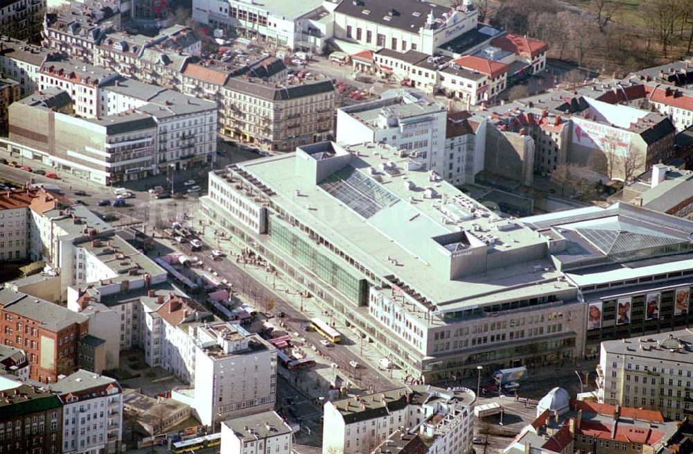 Luftaufnahme Berlin-Neukölln - KARSTADT-Kaufhaus am Hermannplatz an der Karl-Marx-Straße in Berlin-Neukölln