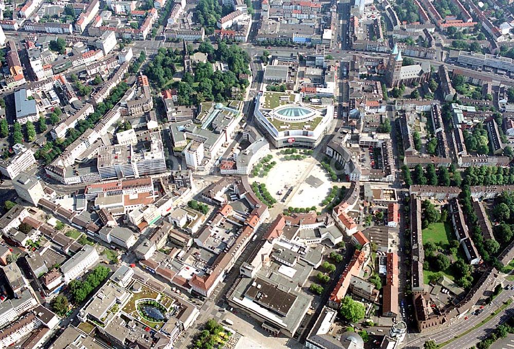 Kassel / Hessen aus der Vogelperspektive: Kassel / Hessen Blick auf das Zentrum von Kassel; im Mittelpunkt der ringförmige Königsplatz mit dem angrenzenden ECE-Einkaufscenter DEZ