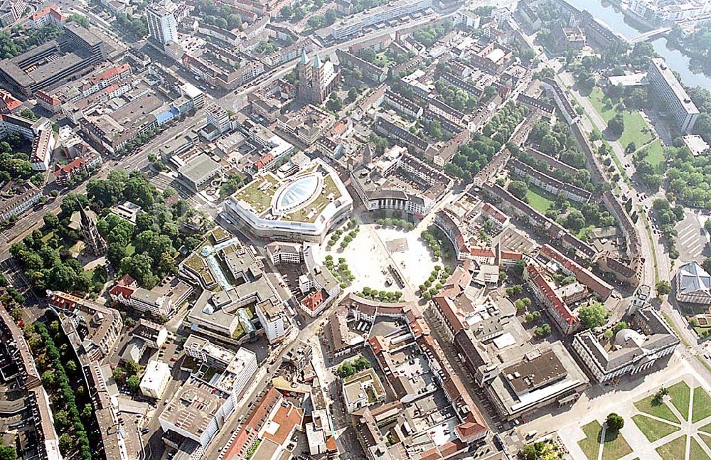 Luftbild Kassel / Hessen - Kassel / Hessen Blick auf das Zentrum von Kassel; im Mittelpunkt der ringförmige Königsplatz mit dem angrenzenden ECE-Einkaufscenter DEZ