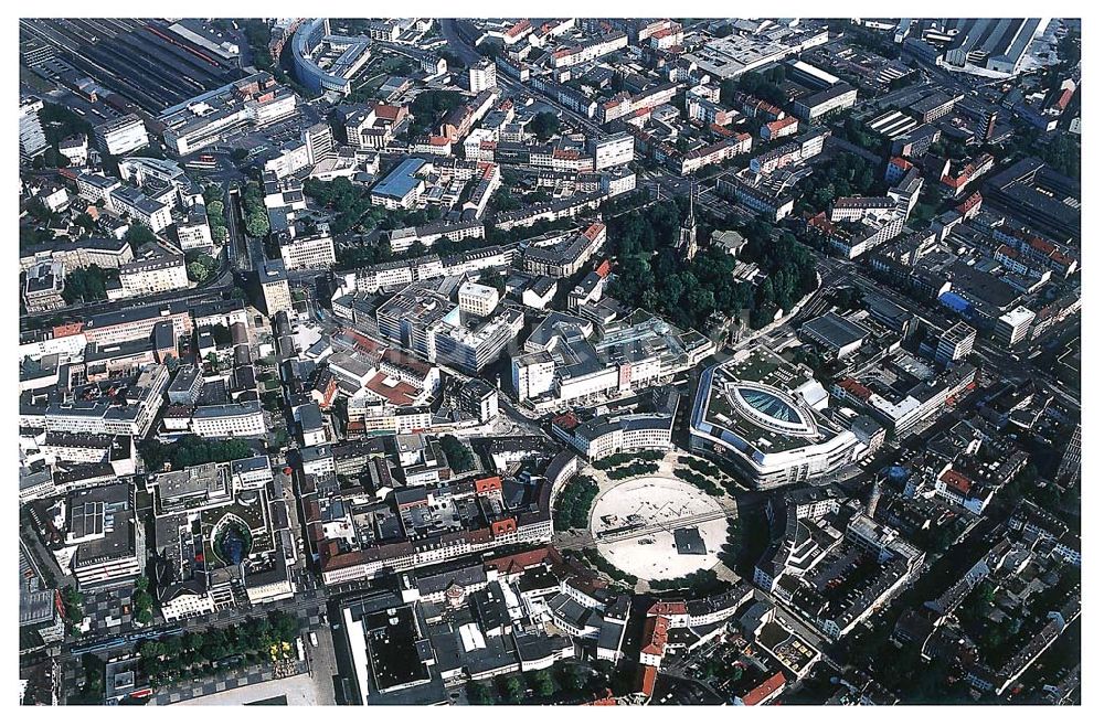 Kassel / Hessen von oben - Kassel / Hessen Blick auf das Zentrum von Kassel; im Mittelpunkt der ringförmige Königsplatz mit dem angrenzenden ECE-Einkaufscenter DEZ; oben: der Kasseler Hauptbahnhof