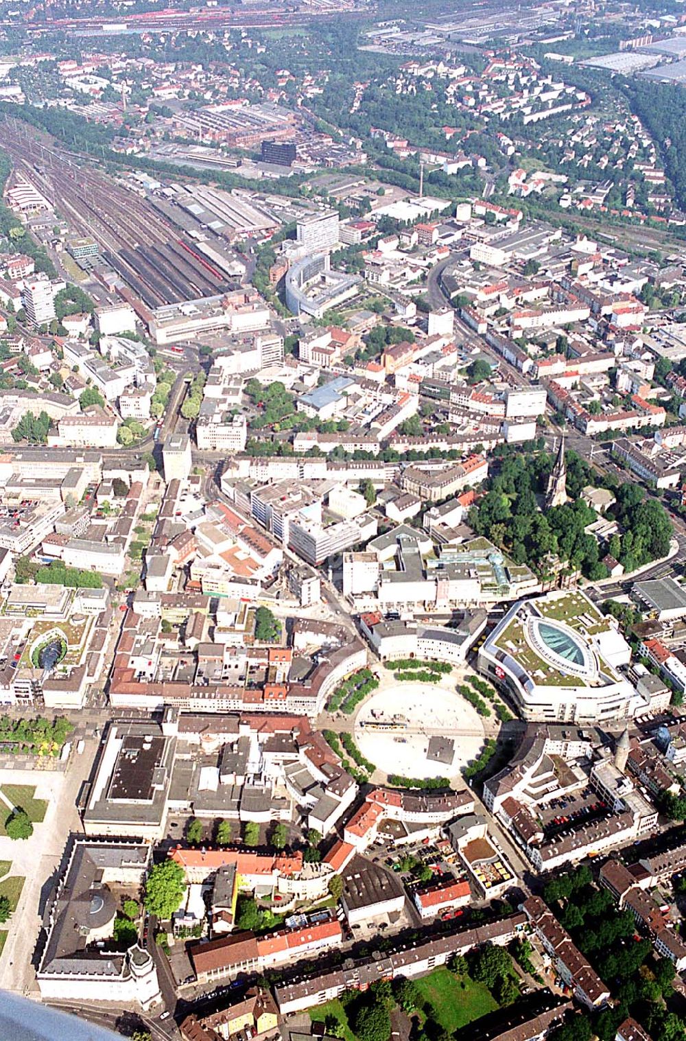 Kassel / Hessen aus der Vogelperspektive: Kassel / Hessen Blick auf das Zentrum von Kassel; im Mittelpunkt der ringförmige Königsplatz mit dem angrenzenden ECE-Einkaufscenter DEZ; oben: der Kasseler Hauptbahnhof