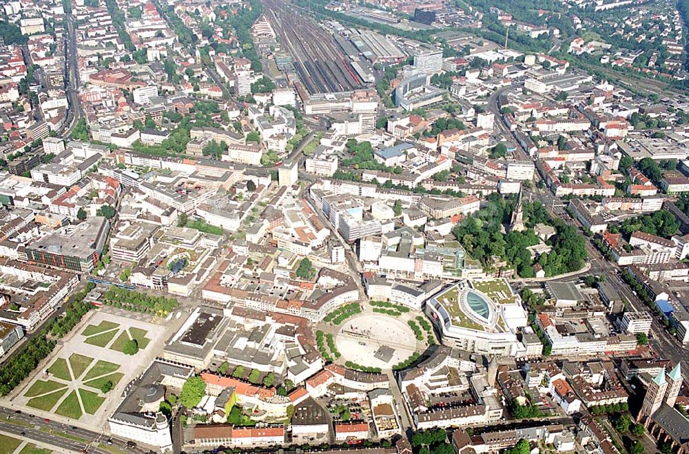 Luftbild Kassel / Hessen - Kassel / Hessen Blick auf das Zentrum von Kassel; im Mittelpunkt der ringförmige Königsplatz mit dem angrenzenden ECE-Einkaufscenter DEZ; oben: der Kasseler Hauptbahnhof
