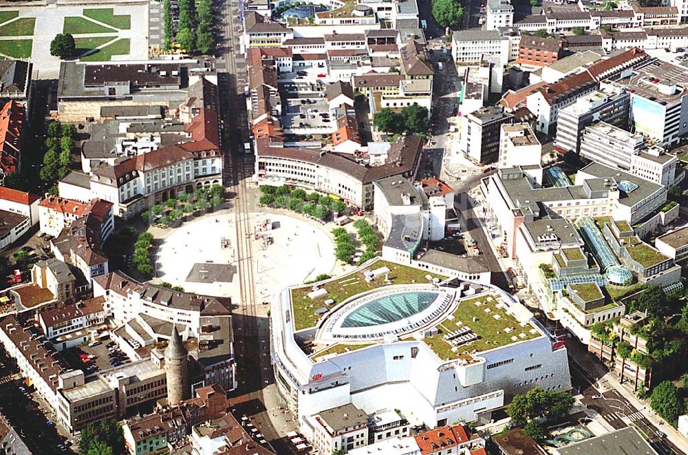 Kassel / Hessen aus der Vogelperspektive: Kassel / Hessen ECE-Einkaufscenter DEZ am ringförmig angelegten Königsplatz (mit Straßenbahnverbindung) im Zentrum von Kassel in Hessen