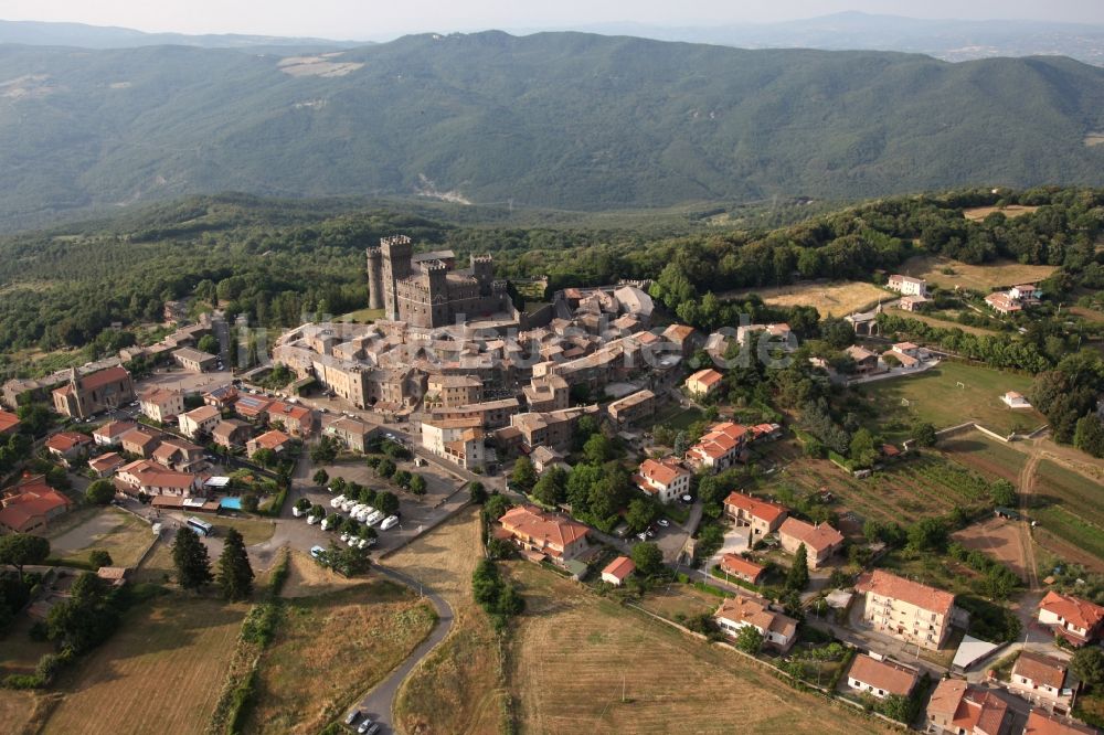 Torre Alfina aus der Vogelperspektive: Kastel von Torre Alfina, einem Stadtteil von Acquapendente in Latium in Italien