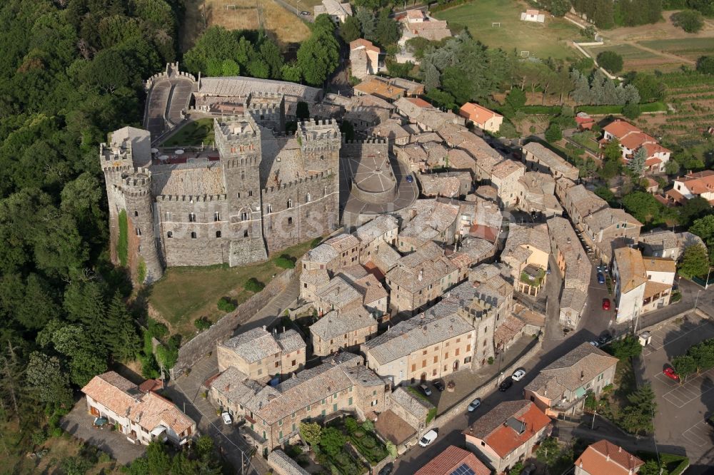 Torre Alfina von oben - Kastel von Torre Alfina, einem Stadtteil von Acquapendente in Latium in Italien