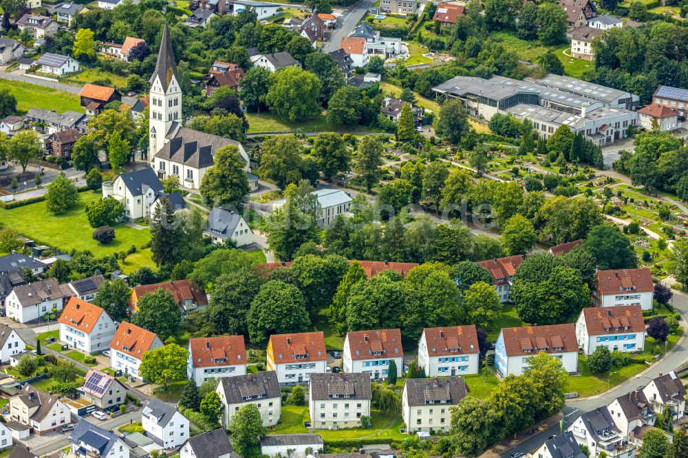 Luftaufnahme Wickede (Ruhr) - Kath. Pfarrkirche Sankt Antonius von Padua und kath. Friedhof in Wickede (Ruhr) im Bundesland Nordrhein-Westfalen, Deutschland