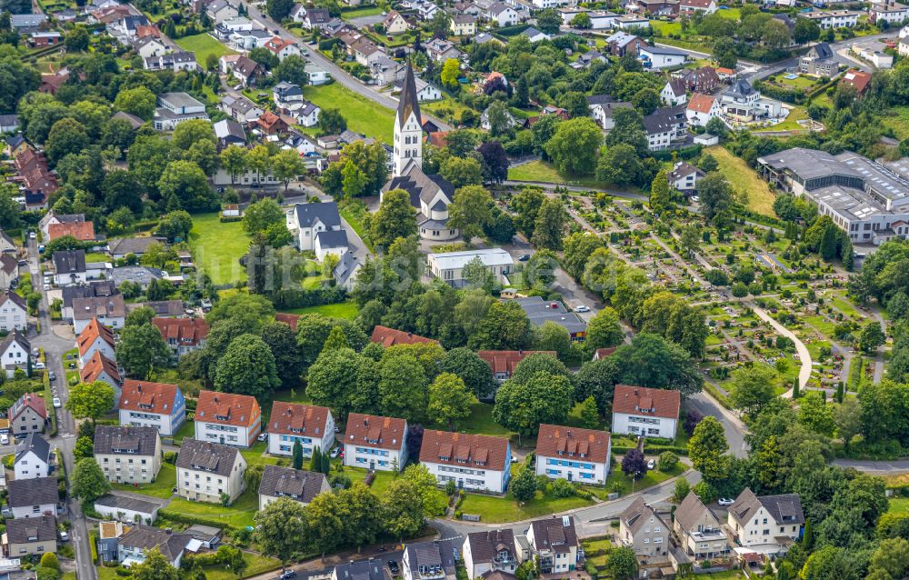 Luftaufnahme Wickede (Ruhr) - Kath. Pfarrkirche Sankt Antonius von Padua und kath. Friedhof in Wickede (Ruhr) im Bundesland Nordrhein-Westfalen, Deutschland