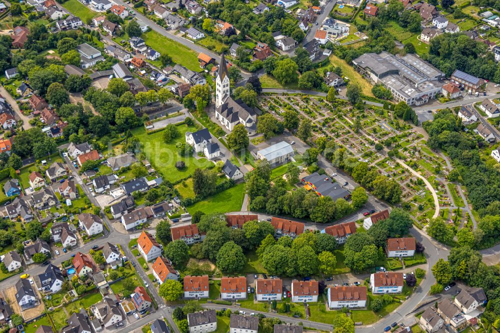 Luftbild Wickede (Ruhr) - Kath. Pfarrkirche Sankt Antonius von Padua und kath. Friedhof in Wickede (Ruhr) im Bundesland Nordrhein-Westfalen, Deutschland