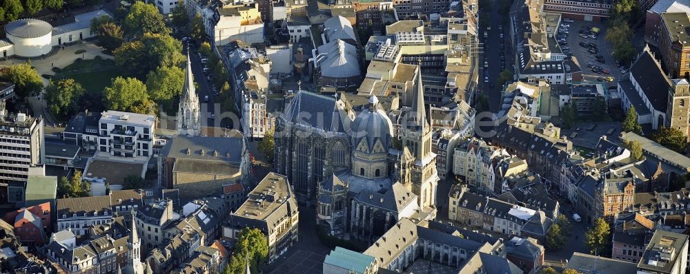 Luftaufnahme Aachen - Kathedrale Aachener Dom am Domhof in Aachen im Bundesland Nordrhein-Westfalen, Deutschland