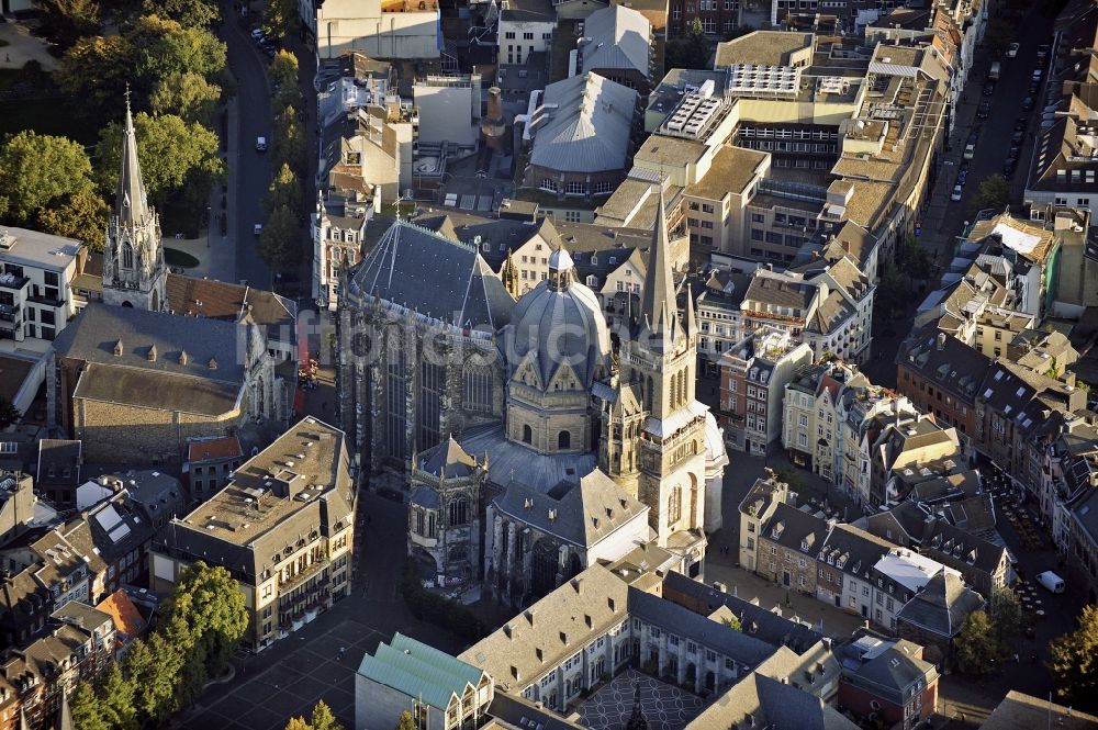 Aachen von oben - Kathedrale Aachener Dom am Domhof in Aachen im Bundesland Nordrhein-Westfalen, Deutschland