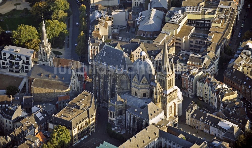 Aachen aus der Vogelperspektive: Kathedrale Aachener Dom am Domhof in Aachen im Bundesland Nordrhein-Westfalen, Deutschland