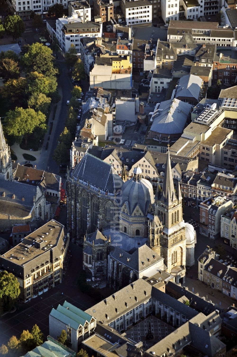 Luftbild Aachen - Kathedrale Aachener Dom am Domhof in Aachen im Bundesland Nordrhein-Westfalen, Deutschland