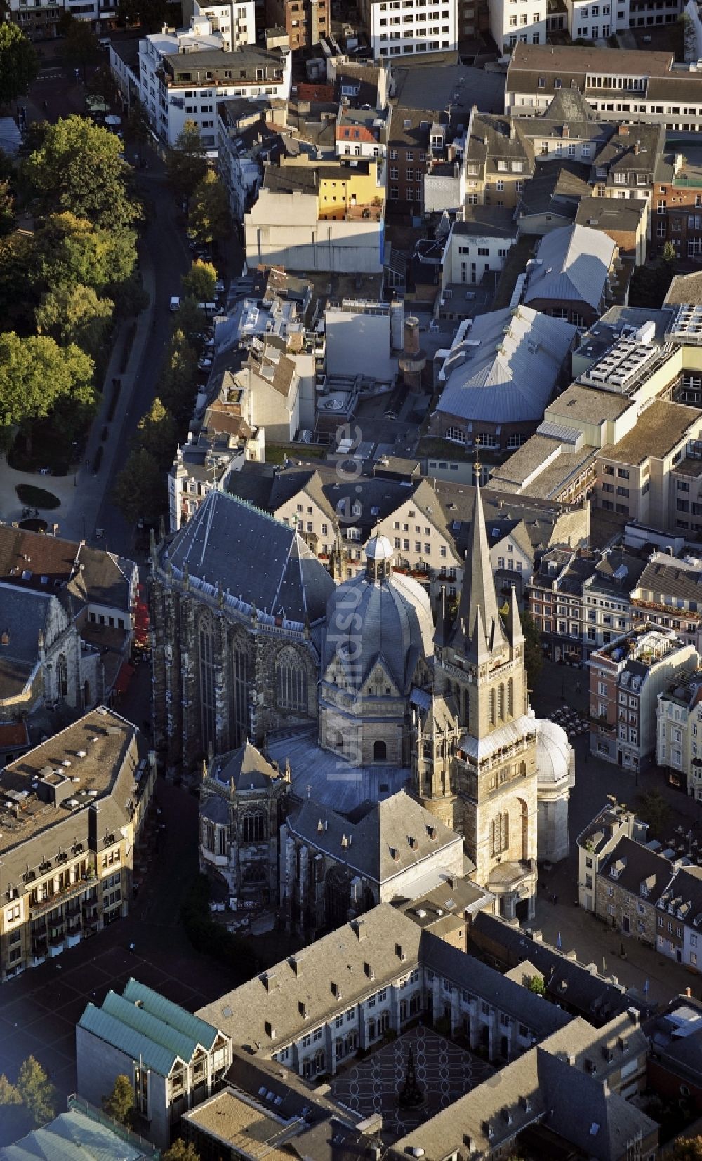 Luftaufnahme Aachen - Kathedrale Aachener Dom am Domhof in Aachen im Bundesland Nordrhein-Westfalen, Deutschland