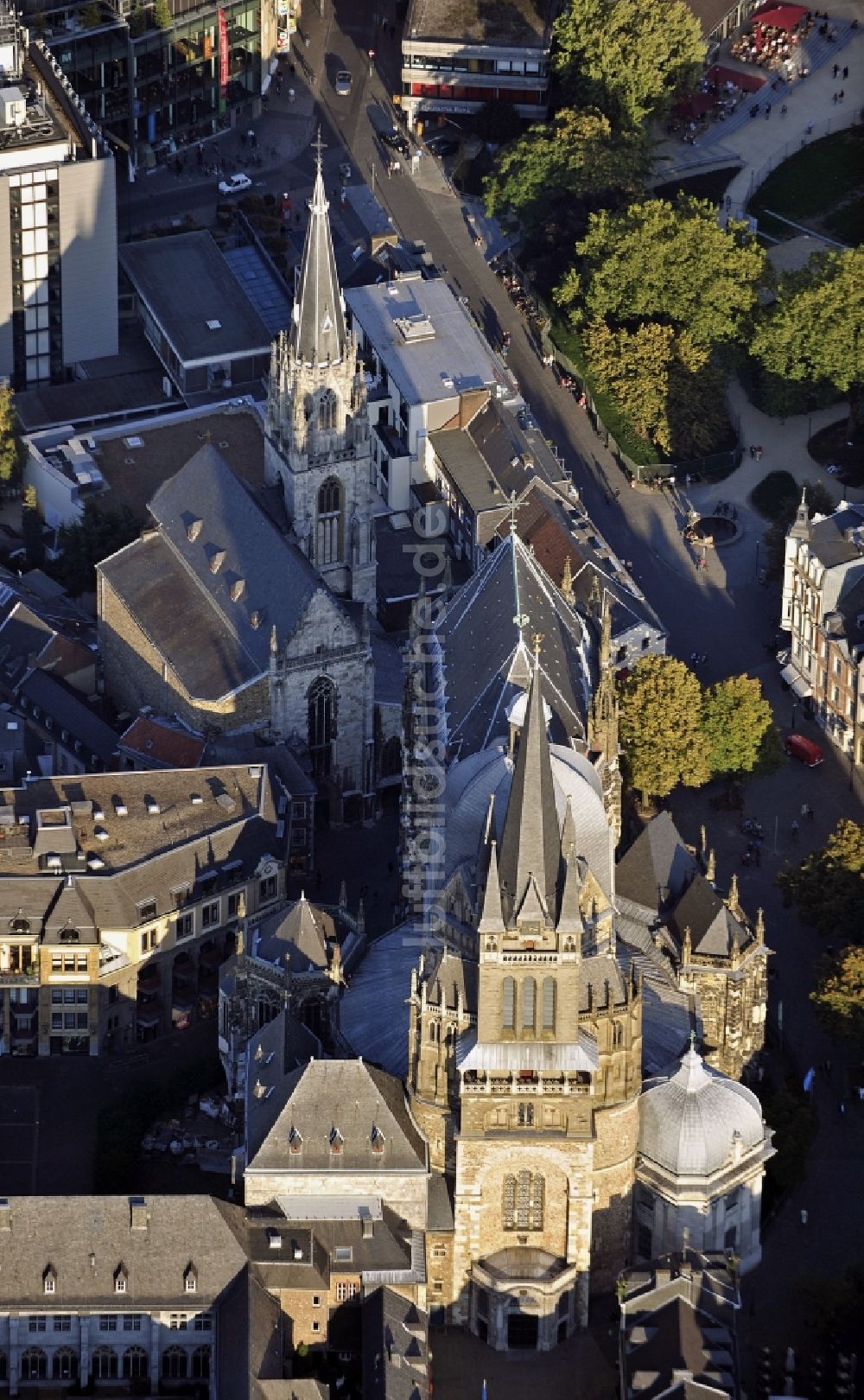 Aachen von oben - Kathedrale Aachener Dom am Domhof in Aachen im Bundesland Nordrhein-Westfalen, Deutschland