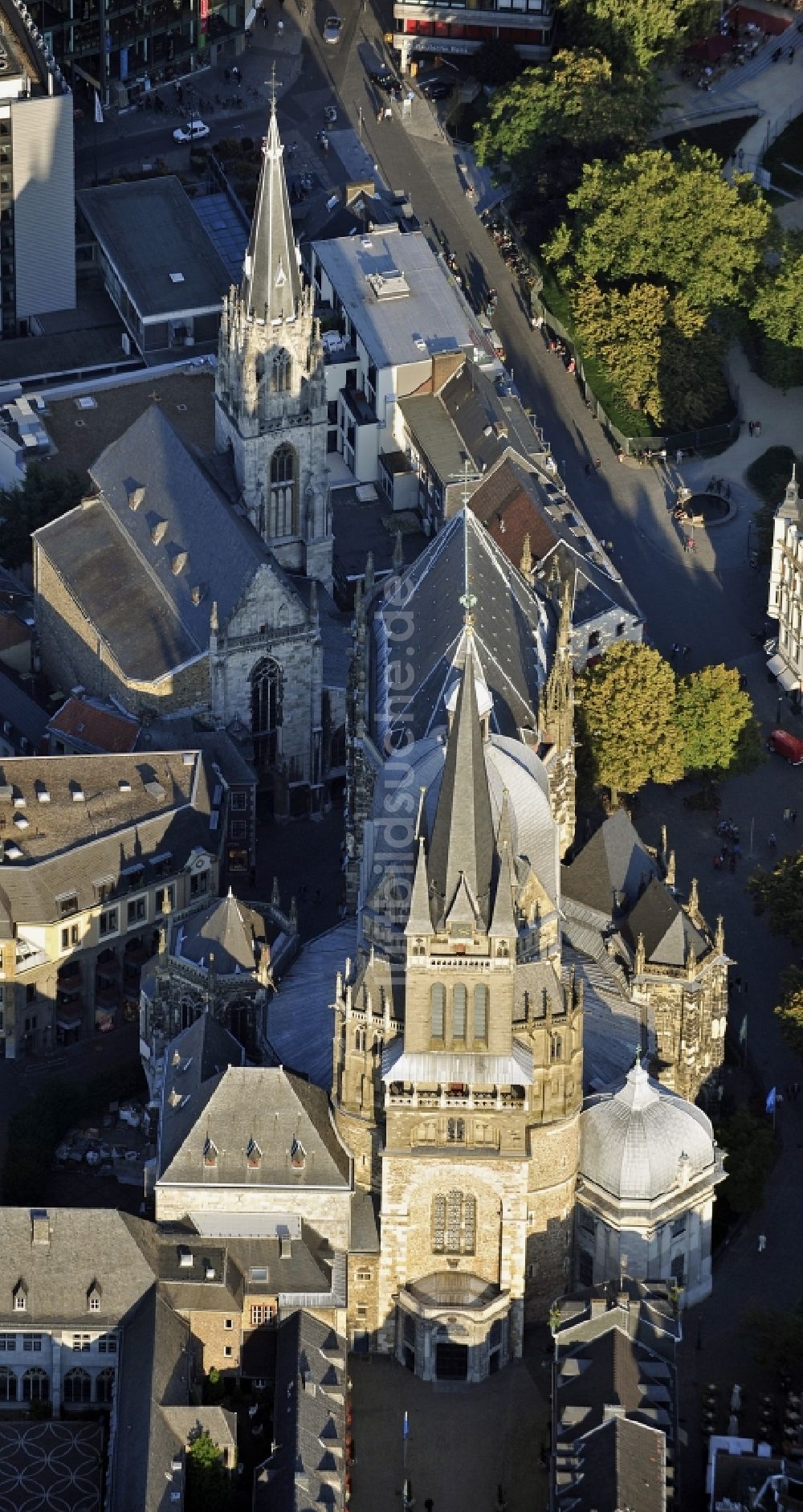 Aachen aus der Vogelperspektive: Kathedrale Aachener Dom am Domhof in Aachen im Bundesland Nordrhein-Westfalen, Deutschland