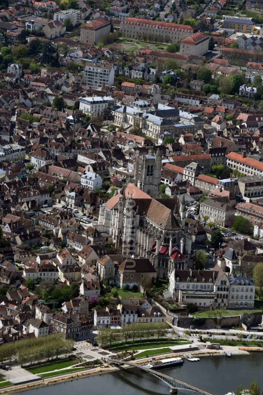 Luftaufnahme Auxerre - Kathedrale Cathédrale Saint-Étienne d'Auxerre am Place Saint-Étienne in Auxerre in Bourgogne Franche-Comté, Frankreich