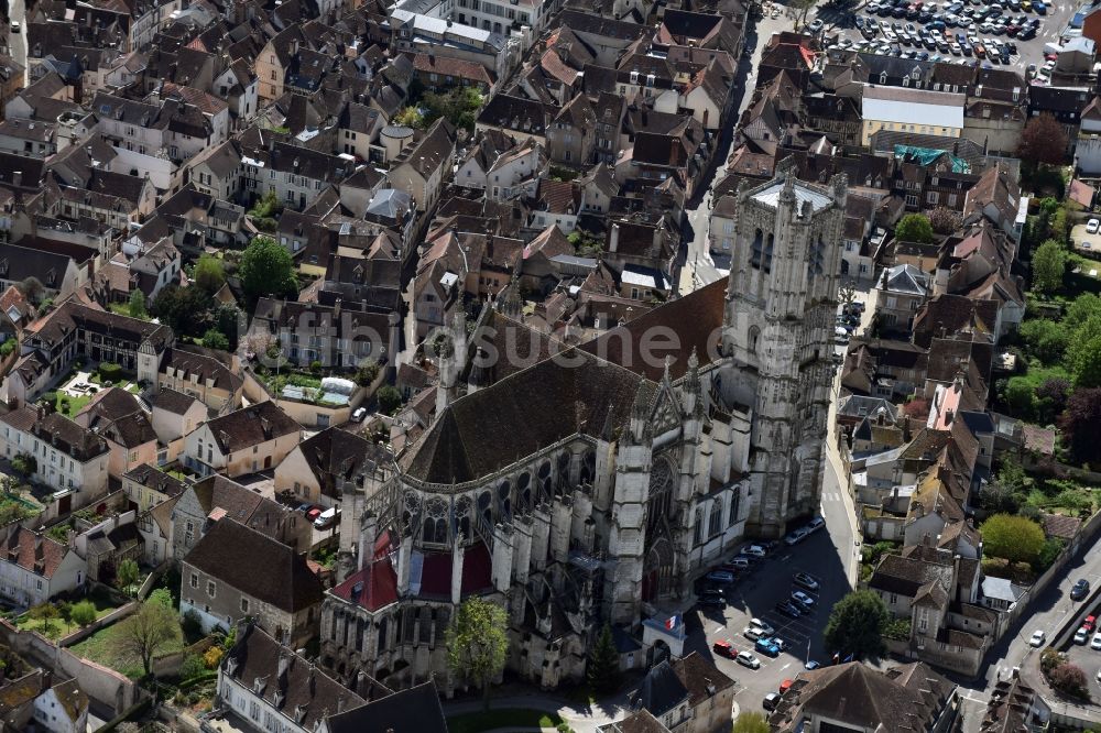 Luftbild Auxerre - Kathedrale Cathédrale Saint-Étienne d'Auxerre am Place Saint-Étienne in Auxerre in Bourgogne Franche-Comté, Frankreich