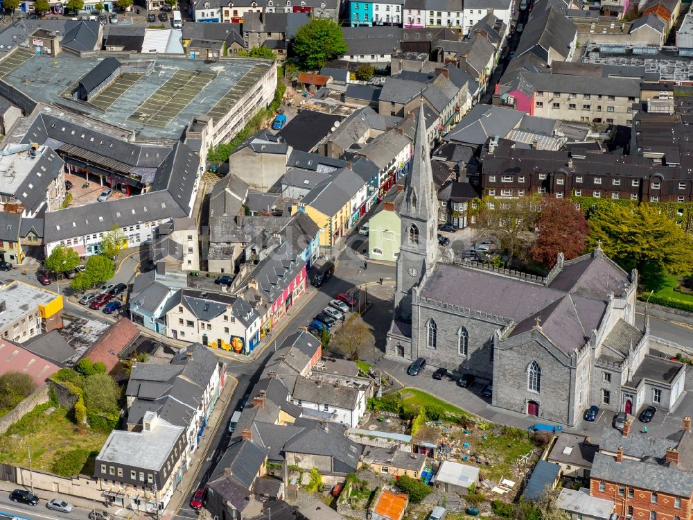 Ennis aus der Vogelperspektive: Kathedrale in Ennis in Clare, Irland