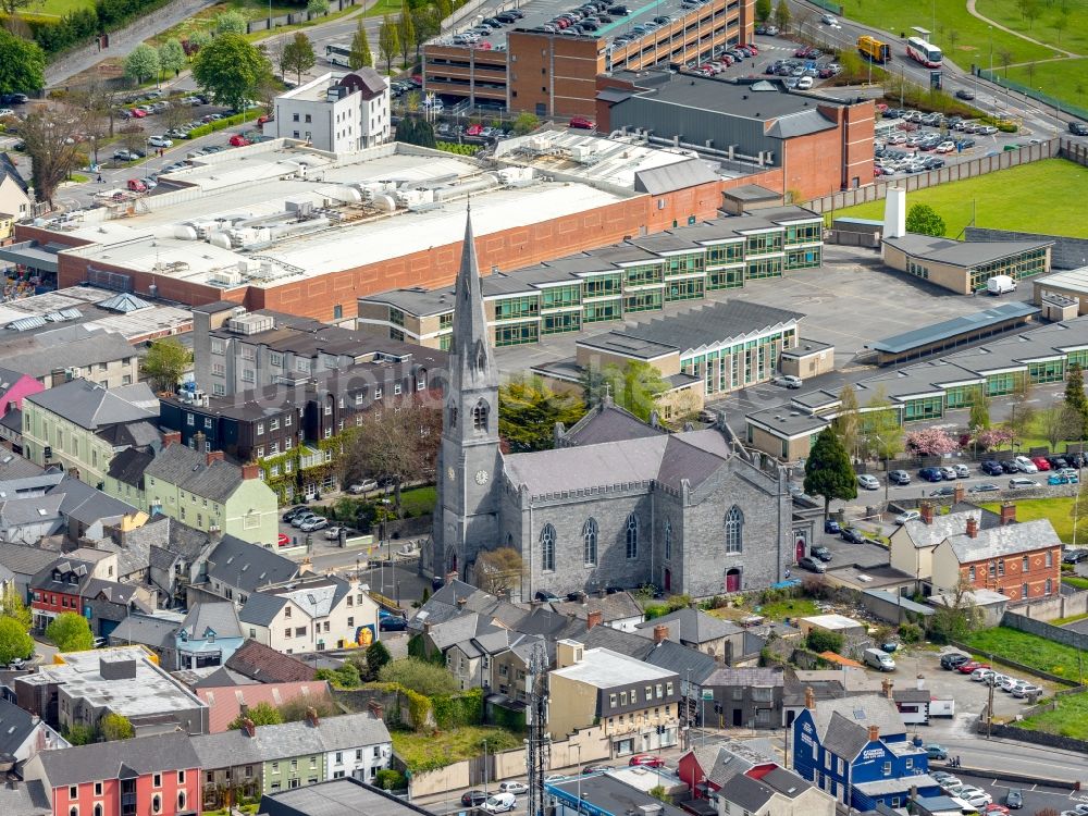 Ennis aus der Vogelperspektive: Kathedrale in Ennis in Clare, Irland