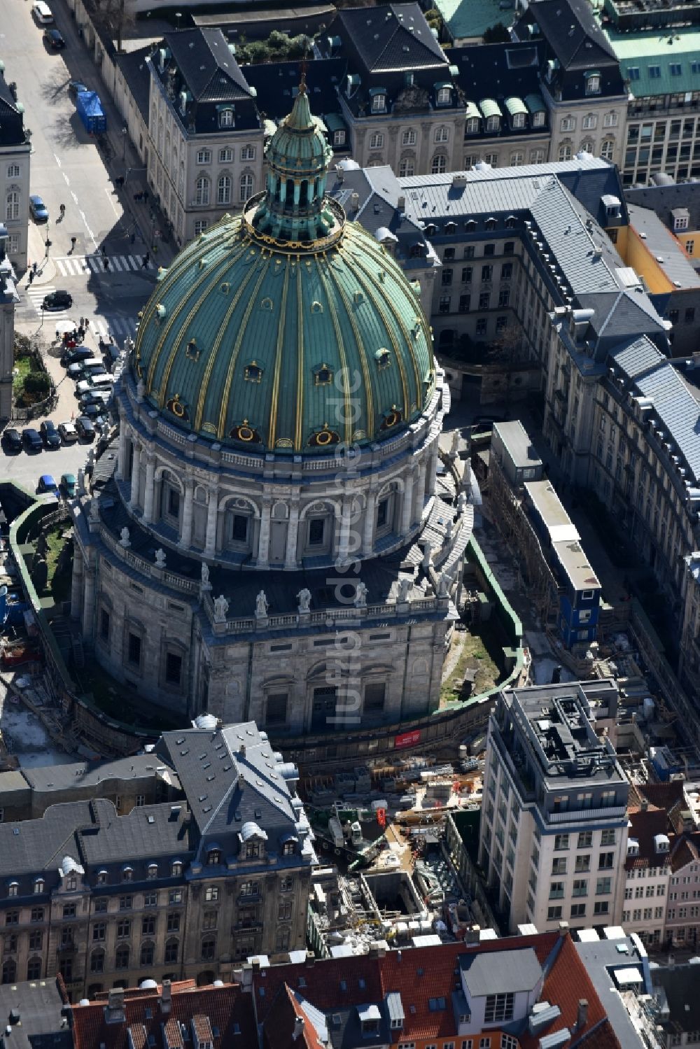 Luftaufnahme Kopenhagen - Kathedrale Frederiks Kirke an der Frederiksgade in Kopenhagen in Region Hovedstaden, Dänemark