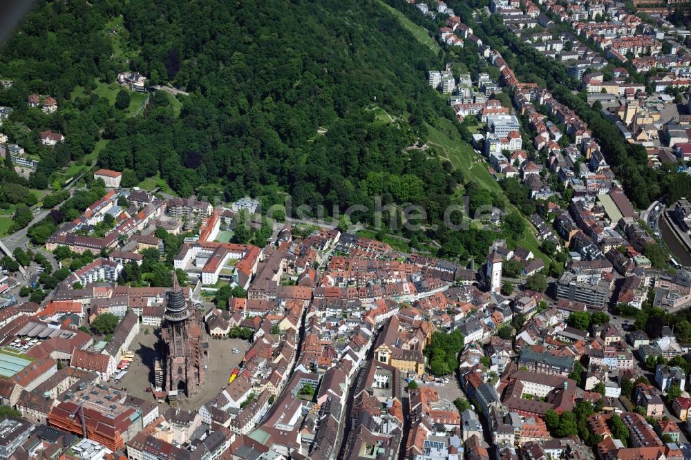 Freiburg im Breisgau von oben - Kathedrale Freiburger Münster am Münsterplatz in Freiburg im Breisgau im Bundesland Baden-Württemberg