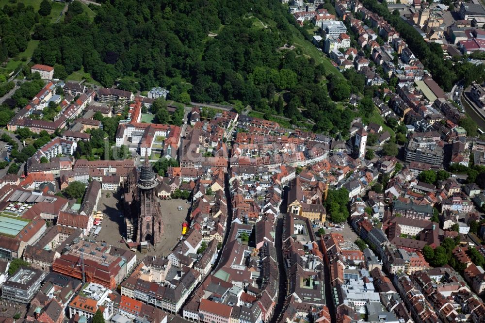 Freiburg im Breisgau aus der Vogelperspektive: Kathedrale Freiburger Münster am Münsterplatz in Freiburg im Breisgau im Bundesland Baden-Württemberg