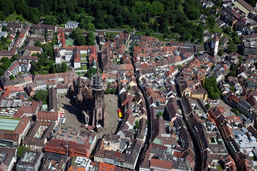 Luftbild Freiburg im Breisgau - Kathedrale Freiburger Münster am Münsterplatz in Freiburg im Breisgau im Bundesland Baden-Württemberg