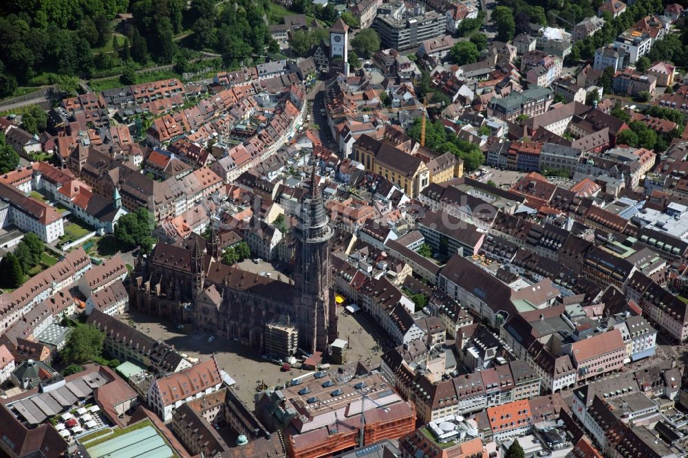 Luftaufnahme Freiburg im Breisgau - Kathedrale Freiburger Münster am Münsterplatz in Freiburg im Breisgau im Bundesland Baden-Württemberg