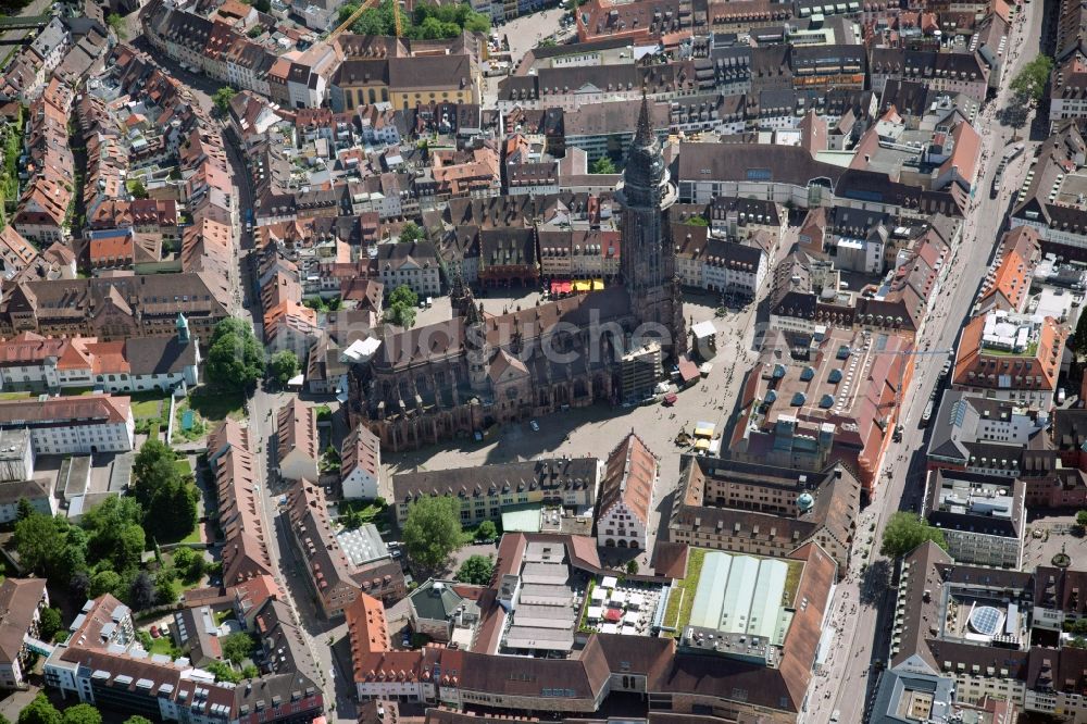 Freiburg im Breisgau von oben - Kathedrale Freiburger Münster am Münsterplatz in Freiburg im Breisgau im Bundesland Baden-Württemberg