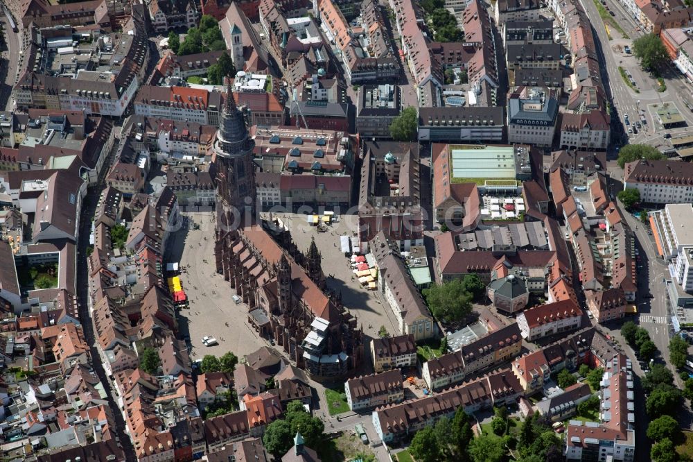 Freiburg im Breisgau aus der Vogelperspektive: Kathedrale Freiburger Münster am Münsterplatz in Freiburg im Breisgau im Bundesland Baden-Württemberg