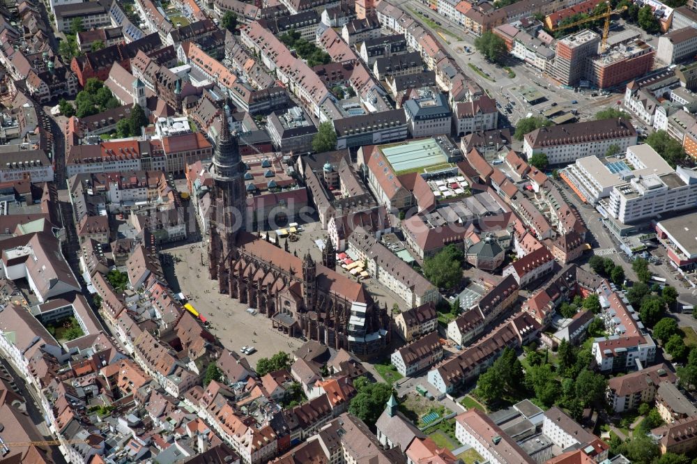 Luftbild Freiburg im Breisgau - Kathedrale Freiburger Münster am Münsterplatz in Freiburg im Breisgau im Bundesland Baden-Württemberg