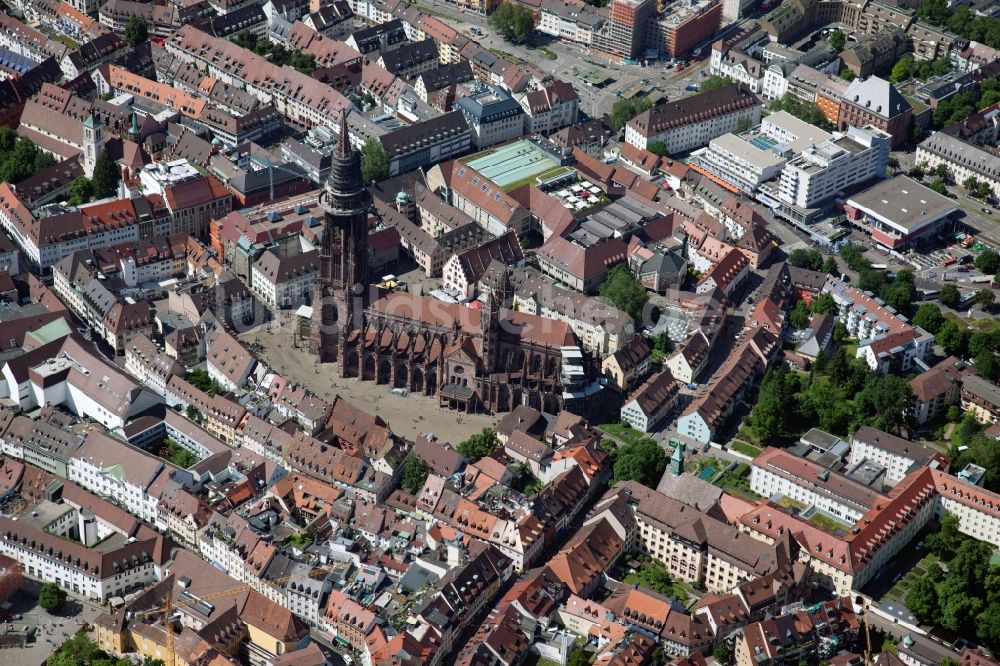 Luftaufnahme Freiburg im Breisgau - Kathedrale Freiburger Münster am Münsterplatz in Freiburg im Breisgau im Bundesland Baden-Württemberg