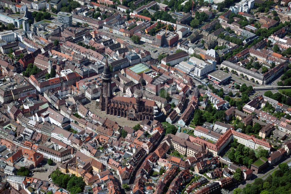 Freiburg im Breisgau von oben - Kathedrale Freiburger Münster am Münsterplatz in Freiburg im Breisgau im Bundesland Baden-Württemberg