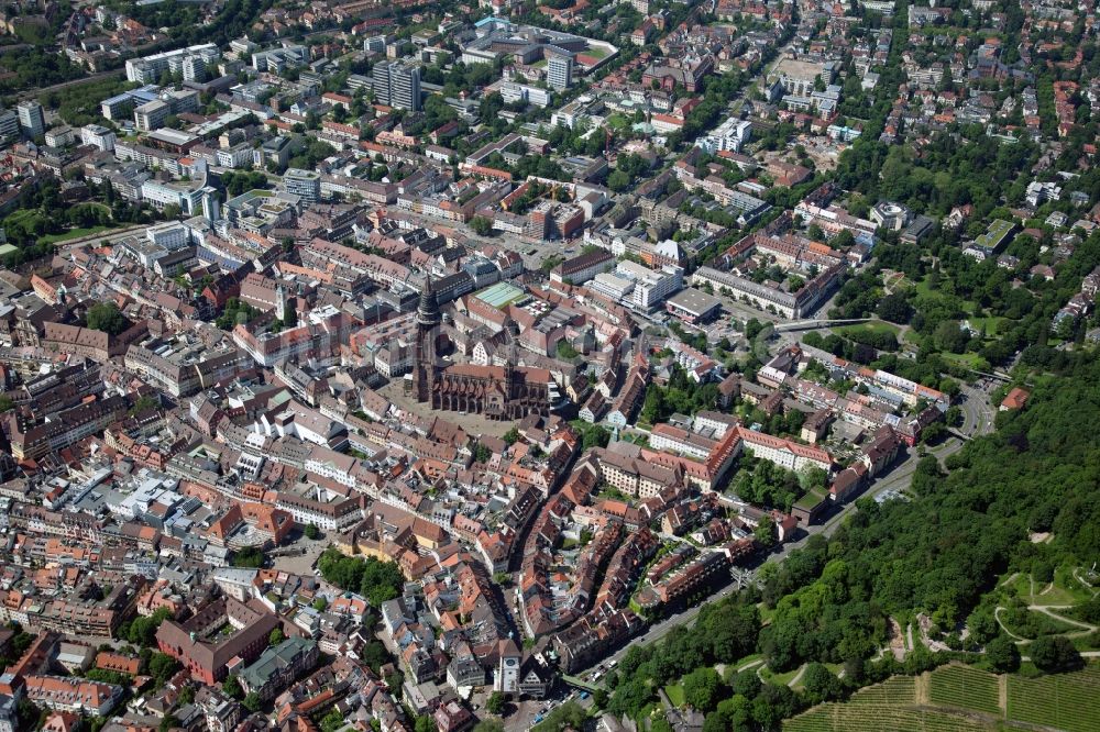 Luftbild Freiburg im Breisgau - Kathedrale Freiburger Münster am Münsterplatz in Freiburg im Breisgau im Bundesland Baden-Württemberg