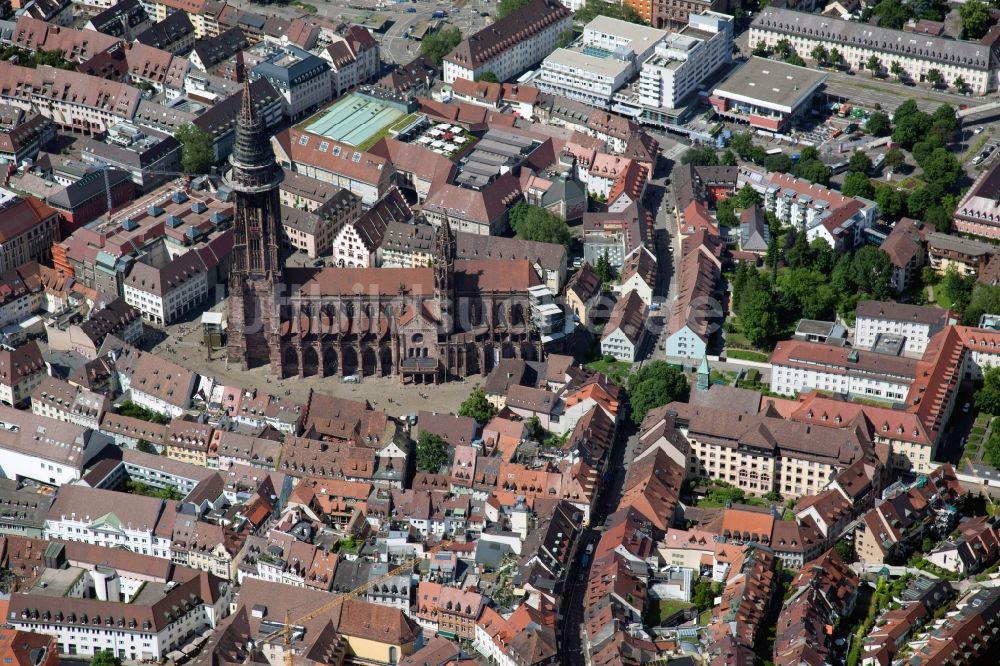 Luftaufnahme Freiburg im Breisgau - Kathedrale Freiburger Münster am Münsterplatz in Freiburg im Breisgau im Bundesland Baden-Württemberg