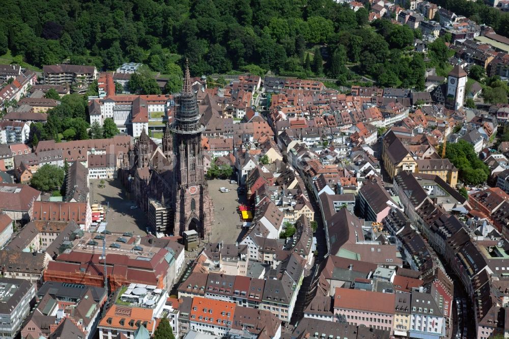 Freiburg im Breisgau von oben - Kathedrale Freiburger Münster am Münsterplatz in Freiburg im Breisgau im Bundesland Baden-Württemberg