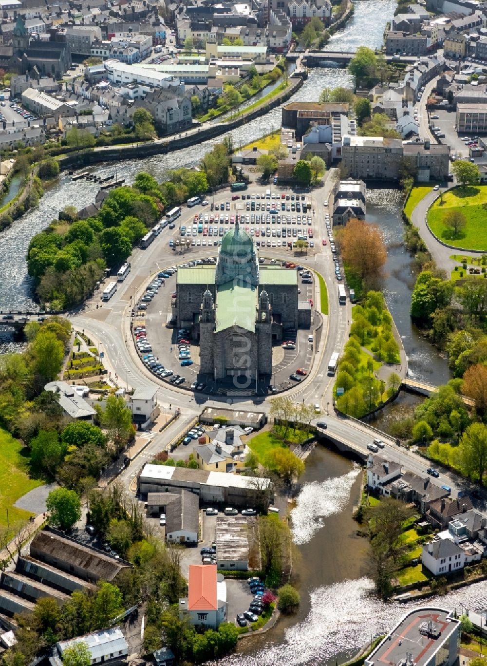 Galway von oben - Kathedrale in Galway, Irland