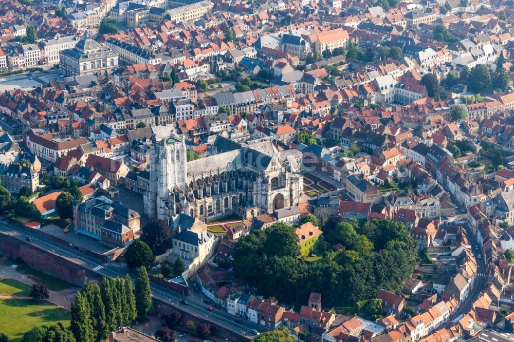 Luftbild Saint-Omer - Kathedrale Kathedrale von Saint-Omer in Saint-Omer in Hauts-de-France, Frankreich