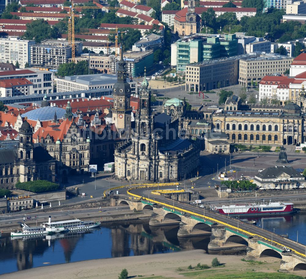 Luftaufnahme Dresden - Kathedrale Kathedrale Sanctissimae Trinitatis -Dresdner Hofkirche in Dresden im Bundesland Sachsen, Deutschland